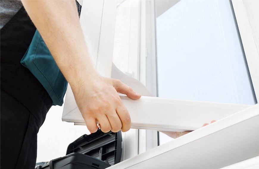 Window contractor installing replacement bay window in Columbus, OH